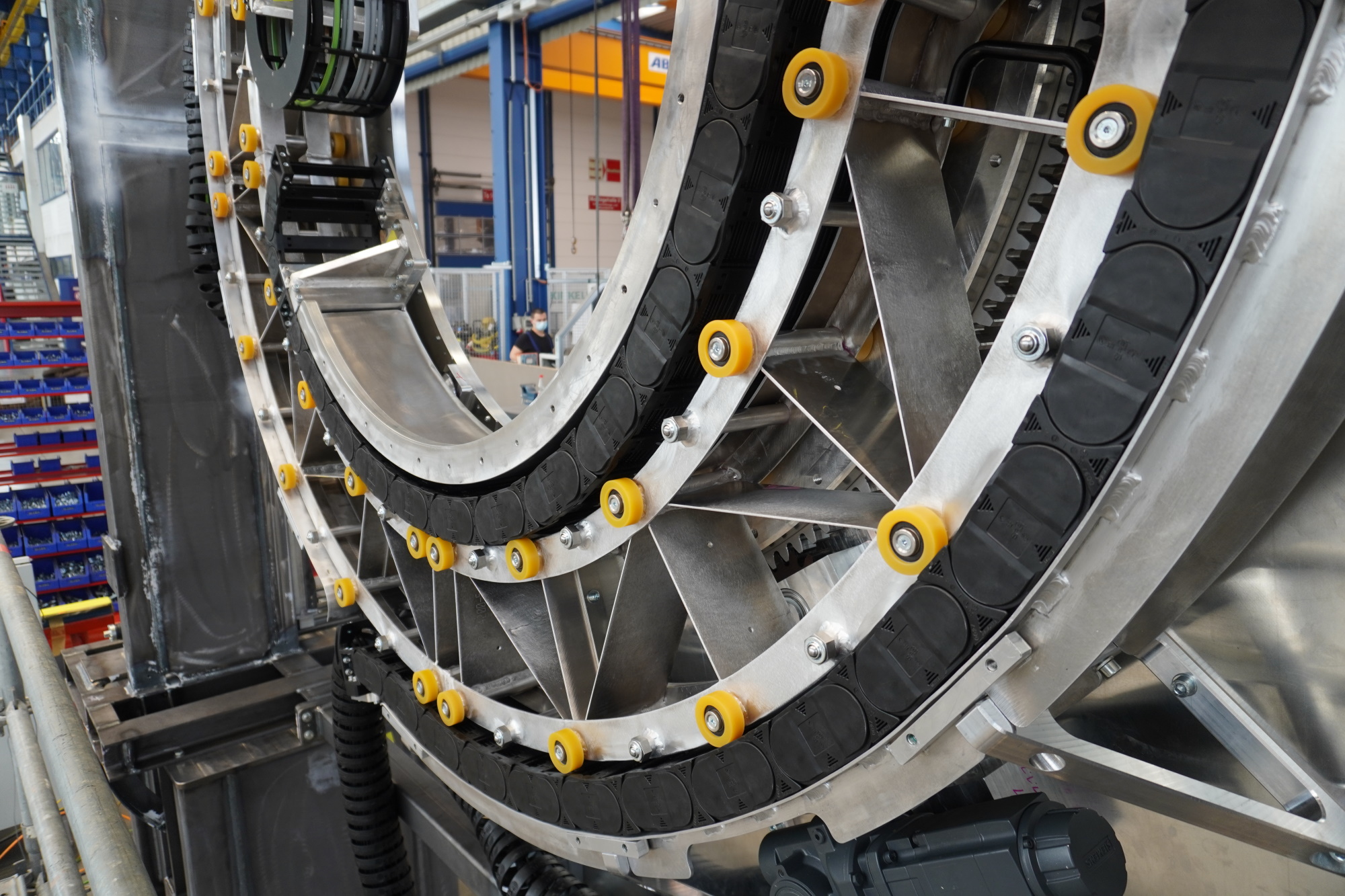 Cable chain (black) of the CaCW