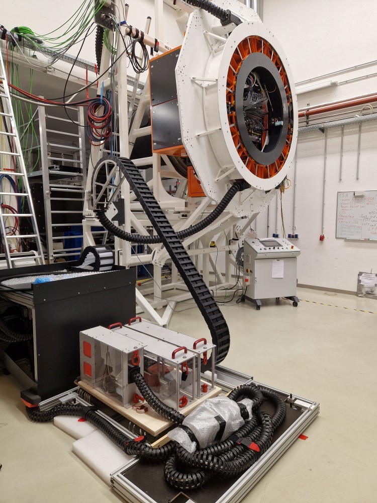 Fibre system: CaCW, fibre strain releif, long fibre feed