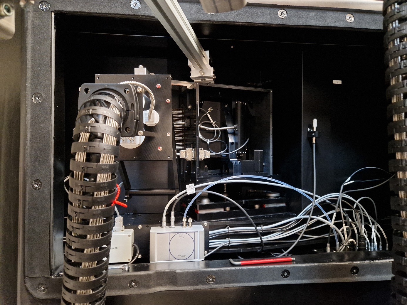 Science slit integration from the side into LRS-A

